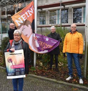 Fahnenhissung zum Tag gegen Gewalt an Frauen