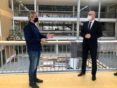 Eduard-Maurer-Oberstufenzentrum Hennigsdorf: Schulleiter Peter Mohr und Landrat Ludger Weskamp.
