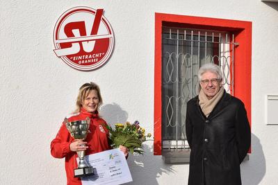 Wanderpokale f&uuml;r sportliche Leistungen 2020 vergeben: Dr. Wolfgang Kr&uuml;ger &uuml;bergibt den Pokal an Anke Rudolph vom SV Eintracht Gransee e.V.
