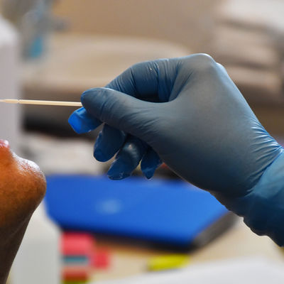 Entnahme eines Nasen-Abstrichs für den Coronavirus-Test.