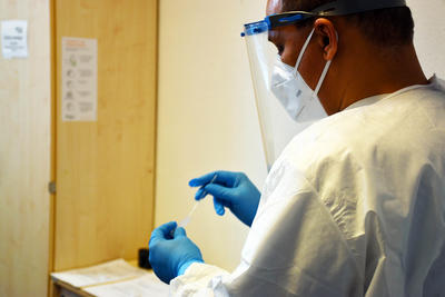 Coronavirus-Test: Die entnommene Probe wird in ein Teströhrchen platziert.