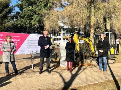 Von links: Kerstin Müller (Telekom), Landrat Ludger Weskamp, Claudia Flick (Projektverantwortliche für den Landkreis Oberhavel bei der WInTO GmbH) und Fürstenbergs Bürgermeister Robert Philipp.