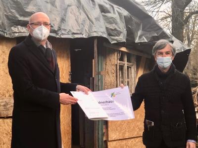 Landrat Ludger Weskamp &uuml;berreichte F&ouml;rdermittel an Denkmalbesitzer Joachim Faitsch.