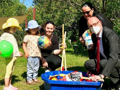 Landrat Ludger Weskamp besucht die Tagespflegestelle von Jennifer Haberland (l.) und Jana Lamprecht und &uuml;berreicht Spielsachen als Dankesch&ouml;n. 