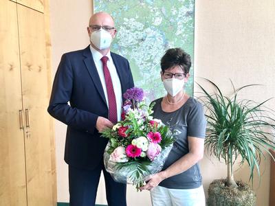 Landrat Ludger Weskamp gratuliert Gudrun Glawe zum 25-j&auml;hrigen Jubil&auml;um als Schulleiterin der Landwirtschaftsschule Luisenhof.