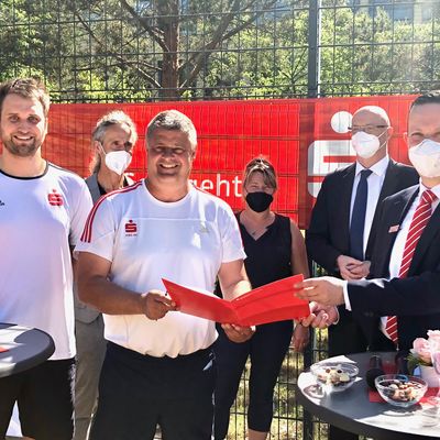 Veranstaltung am Marie-Curie-Gymnasium Hohen Neuendorf: Der Fördervertrag zwischen Sparkasse und Schulsportverein ist erneuert worden.