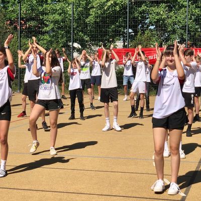 Veranstaltung am Marie-Curie-Gymnasium Hohen Neuendorf: Der Fördervertrag zwischen Sparkasse und Schulsportverein ist erneuert worden.