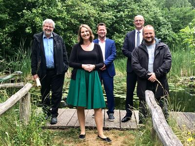 Axel Vogel besichtigt die Waldschule Briesetal.