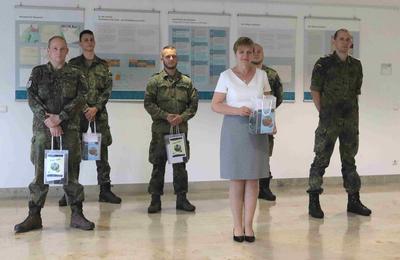 Kerstin Niendorf, Leiterin des Verwaltungsstabes, verabschiedet die letzten Bundeswehrsoldaten aus dem Gesundheitsamt.