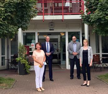 Besuch des Landrates im Seniorenzentrum St. Elisabeth, im Beisein von B&uuml;rgermeisterin ines H&uuml;bner: Regionalleiter Michael Fitzek und die komissarische Zentrumsleiterin Leonie Schmale (r.) f&uuml;hren durchs Haus. 