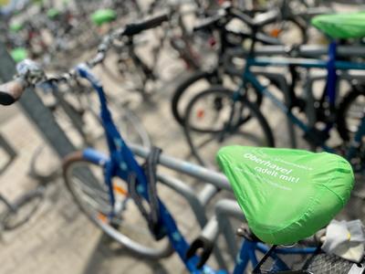 Stadtradeln in Oberhavel: Verteilung der Sattelschoner am Bahnhof M&uuml;hlenbeck-M&ouml;nchm&uuml;hle.