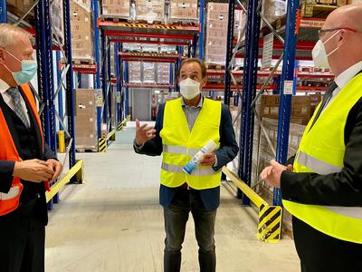 Sommertour des Landrates: Ludger Weskamp zu Besuch im Collonil-Logistikzentrum in M&uuml;hlenbeck.