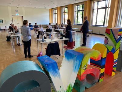 Ausbildungsleiterin Jacqueline Schumacher, Ministerin Manja Sch&uuml;le und Landrat Ludger Weskamp (von links nach rechts) im Gespr&auml;ch mit den Auszubildenden und Studierenden.