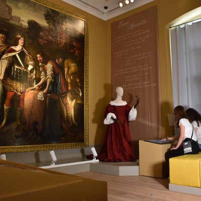 Jugendliche im ReMO vor dem Honthorst-Gemälde "Allegorie auf die Gründung von Oranienburg".