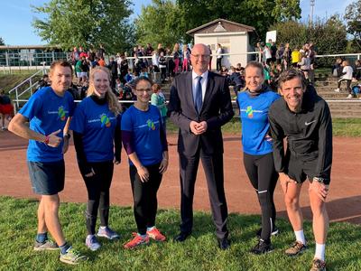 16. Benefizlauf des Strittmatter-Gymnasiums Gransee: Die Staffel des Landrates erl&auml;uft 5.000 Euro f&uuml;r den Verein &raquo;&Auml;rzte helfen e. V.&laquo; und eine Klinik des Arbeiter-Samariter-Bundes in Gambia.