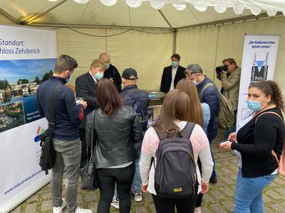 Vernetzung gelungen: Regionale Arbeitgeber und Arbeitsuchende kommen bei Bewerbertagen zusammen.