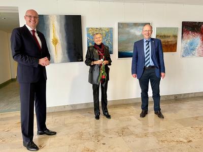 Er&ouml;ffneten die Ausstellung (v.l.): Landrat Ludger Weskamp, die Sprecherin des Glienicker K&uuml;nstlerstammtischs Babs Waldow und Glienickes B&uuml;rgermeister Dr. Hans G. Oberlack. 