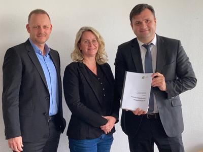 Finanzdezernent Matthias Rink, Fachdienstleiterin Kerstin R&uuml;hling und K&auml;mmerer Norman Sowada stellten den Haushaltsentwurf f&uuml;r die Jahre 2022 und 2023 vor