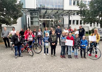 Ausgezeichnet geradelt: Die Besten des STADTRADELNS 2021 hat der Landkreis mit Urkunden und Pr&auml;senten geehrt.