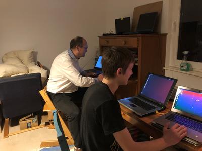 "Laptops f&uuml;r Homeschooling" von Viktor Makowski.