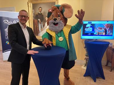 Kulturdezernent Matthias Rink gab gemeinsam mit Museumsmaskottchen Mausfried den Startschuss f&uuml;r die neue Webseite des ReMO.