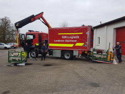 Kreisbrandmeister Gerd Ritter mit den Gerätewarten des Feuerwehrtechnischen Zentrums Ralph Göbel und Michael Krause (v.l.)