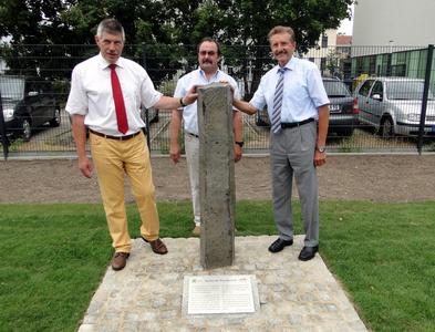 Enthüllte Basaltstele, Namen v.l.n.r.: Landrat Vogelsbergskreis Manfred Görig, Schulleiter F.F. Runge Gymnasium Uwe Seidler, Landrat Karl-Heinz Schröter