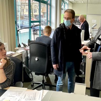 Landrat Egmont Hamelow besucht den Servicepunkt Migration. 