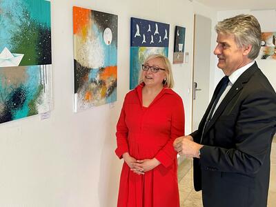 Egmont Hamelow und Patricia Simon bei der Vernissage.