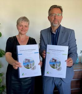 Kerstin Niendorf und Alexander Tönnies stellen den neuen Schulentwicklungsplan vor. 