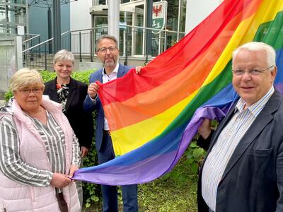 Regenbogenflagge gehisst: Anlass war der Tag gegen Homophobie.