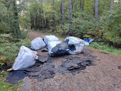 Illegale Müllablagerung: Dachpappe im Wald