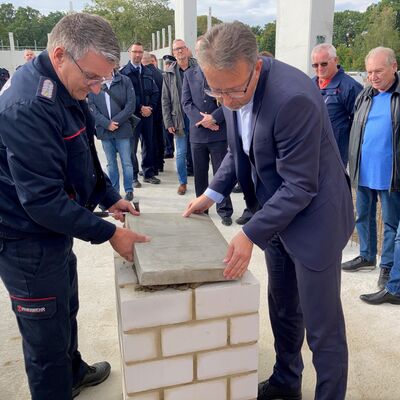 Landrat Alexander Tönnies und Kreisbrandmeister Gerd Ritter bei der Grundsteinlegung