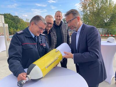 Landrat Alexander Tönnies und Kreisbrandmeister Gerd Ritter bei der Grundsteinlegung