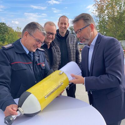 Landrat Alexander Tönnies und Kreisbrandmeister Gerd Ritter bei der Grundsteinlegung