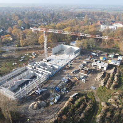 Baufeld von schrg oben Richtung. Es ist links oben der Kran zu erkennen und die Wnde des TAZ auf der Seite. An der gegenberliegenden Seite ist das Gerst fr die Spundwnde ersichtlich.