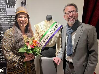 Dr. Nicole Friedersdorf, Kuratorin der neuen Ausstellung im ReMO, mit Landrat Alexander Tönnies bei der Vernissage am Freitagnachmittag. 