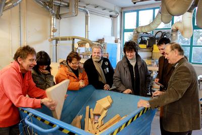 Lehrer und Berufsberater informieren sich auf der Berufsorientierungstournee bei der Firma Fritz Müller Massivholztreppen in Altlüdersdorf.