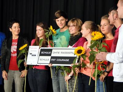Projekt-Patin Dunja Hayali mit den stolzen Titelträgern