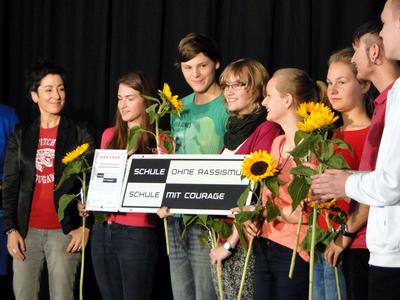 Projekt-Patin Dunja Hayali mit den stolzen Titelträgern