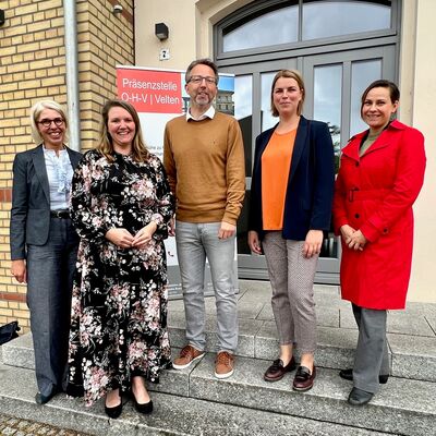 Landrat vor Ort in der Uniprsenzstelle Velten