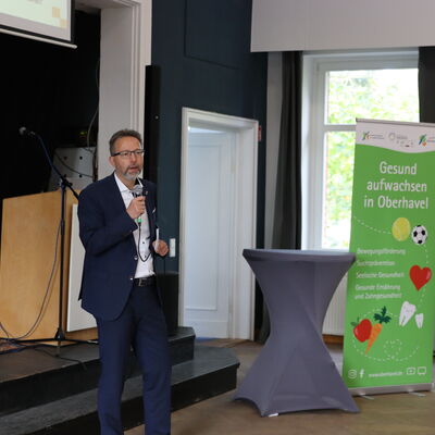Kinder-Gesundheitskonferenz am 17.10.2023 in Oranienburg: Landrat Alexander Tönnies begrüßt die Teilnehmerinnen und Teilnehmer.