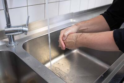 Eine Person wäscht sich gründlich die Hände.