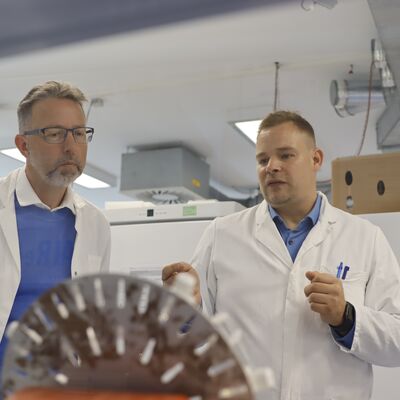 Dr. Tobias Hartmann erklärt im Labor im Hennigsdorfer Innovationsforum das Verfahren - schnelle Bluttests, die auf dem von Sphingotec entdeckten Biomarker für eine Nierendysfunktion basieren, werden bereits in den Universitätskliniken Heidelberg und Aachen angewandt.